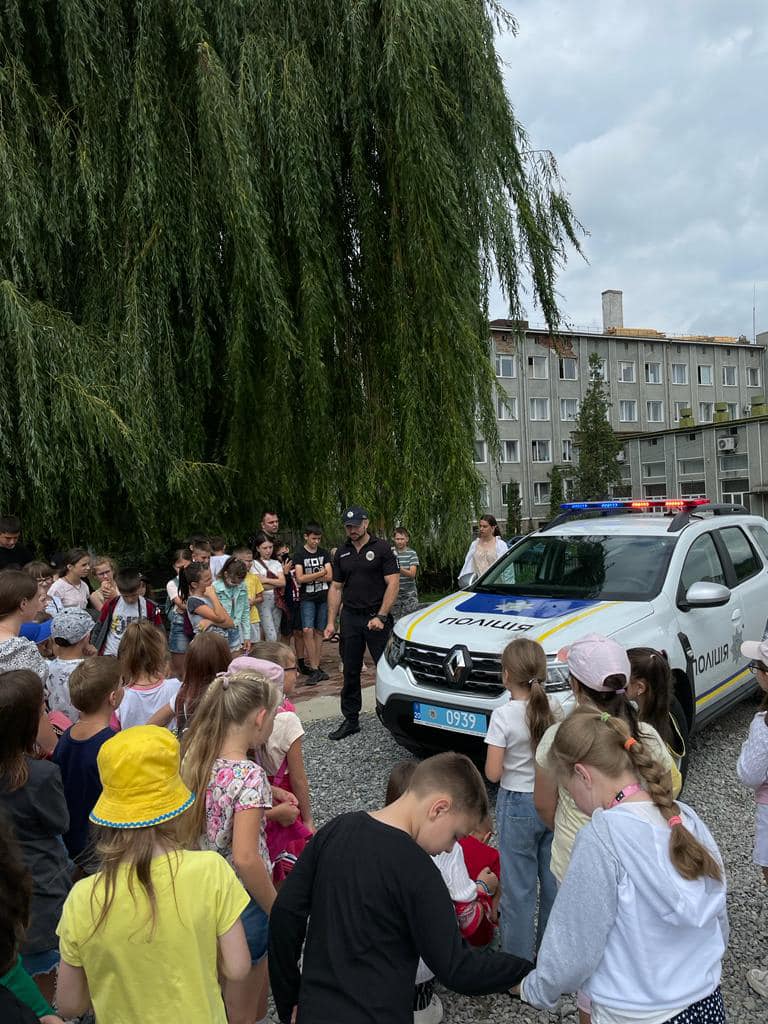 Новини Тернополя - фото з Фотографувались біля поліцейського авто і спілкувались: правоохоронці влаштували зустріч з дітлахами
