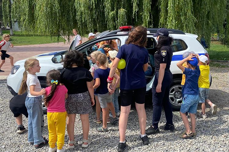 Новини Тернополя - фото з Фотографувались біля поліцейського авто і спілкувались: правоохоронці влаштували зустріч з дітлахами