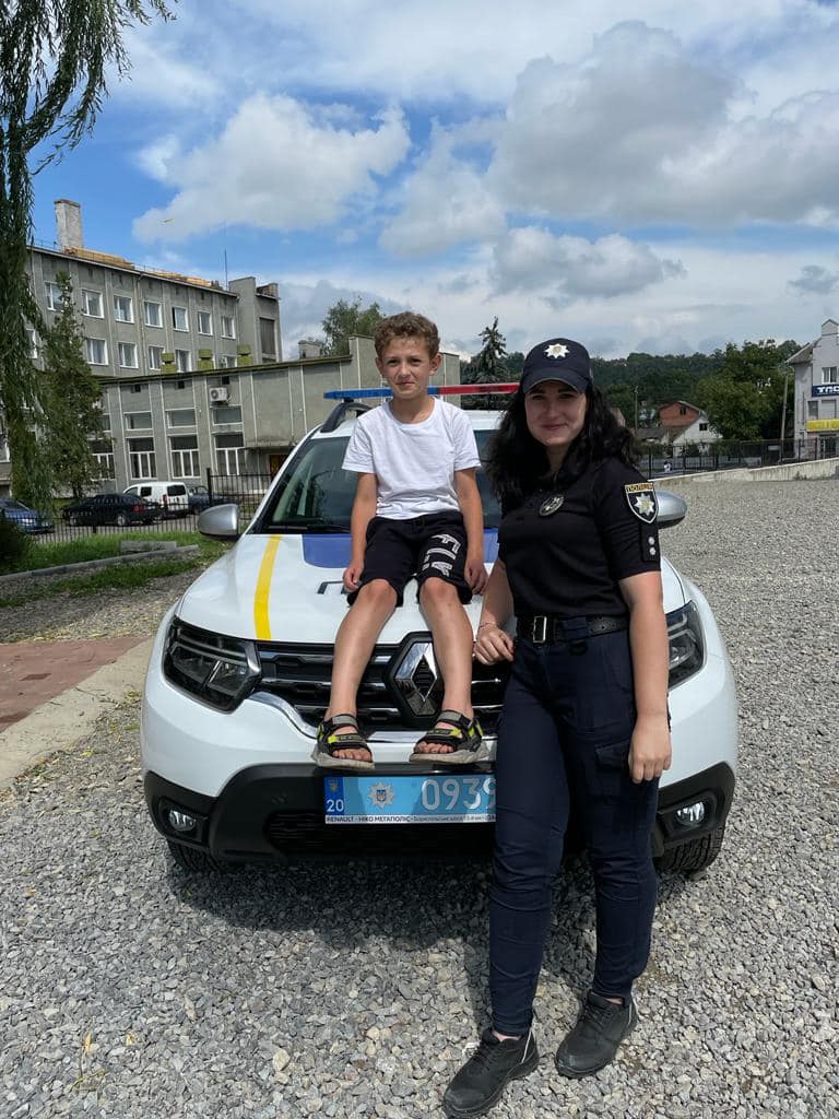 Новини Тернополя - фото з Фотографувались біля поліцейського авто і спілкувались: правоохоронці влаштували зустріч з дітлахами