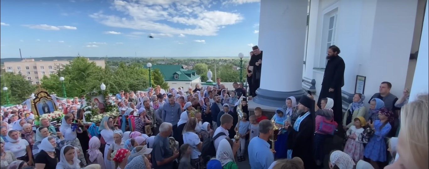 Новини Тернополя - фото з Віряни УПЦ з Волині і Рівненщини дійшли хресним ходом до Почаївської лаври, щоб побачити чудотворну ікону