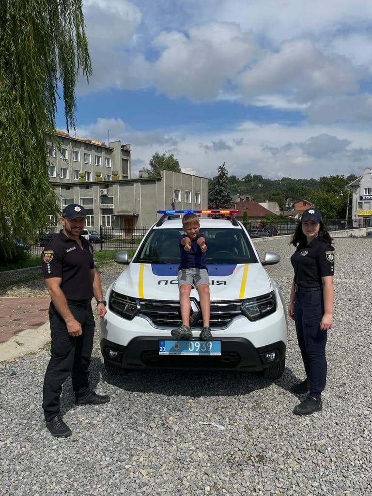 Новини Тернополя - фото з Фотографувались біля поліцейського авто і спілкувались: правоохоронці влаштували зустріч з дітлахами