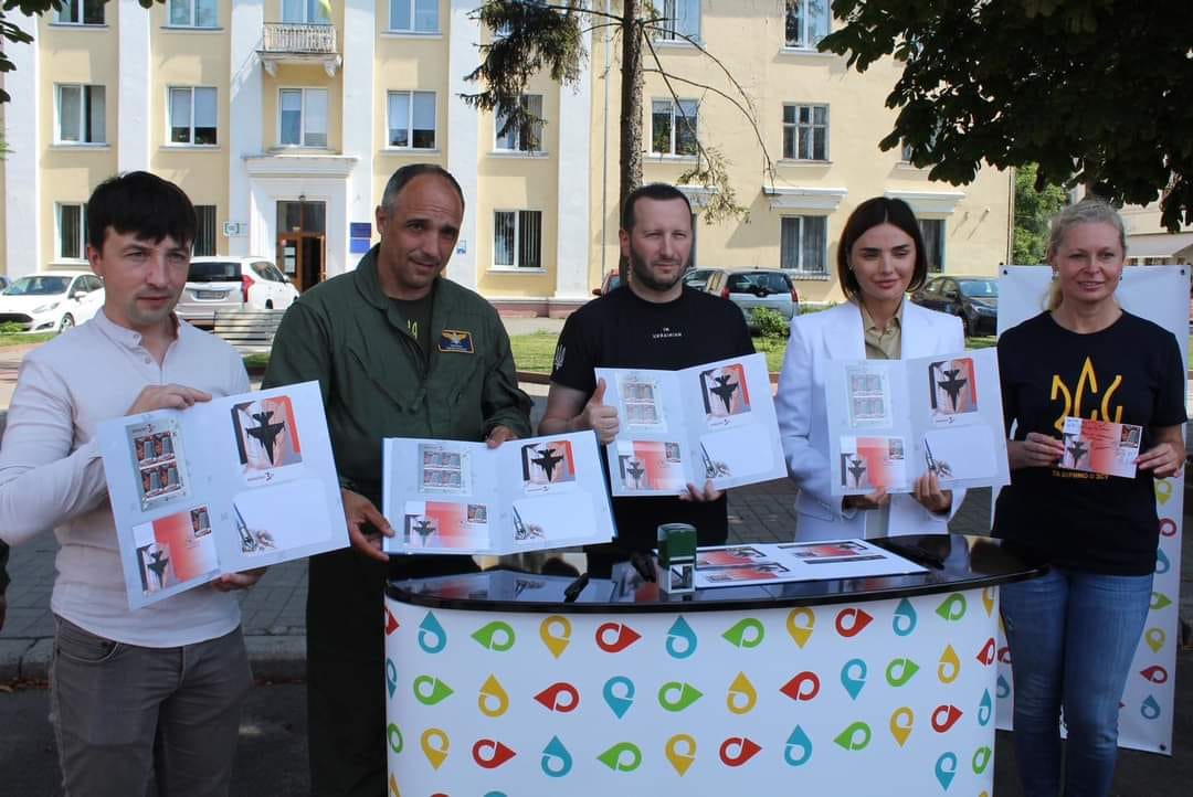 Возможно, это изображение 5 человек, Бранденбургские ворота и текст