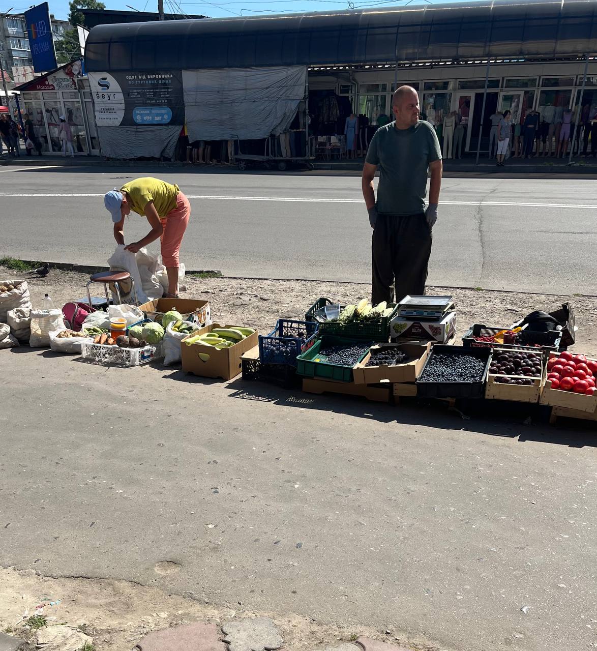 Новини Тернополя - фото з Скільки коштують продукти на стихійному ринку: ми дізналися ціни та чи продадуть дешевше