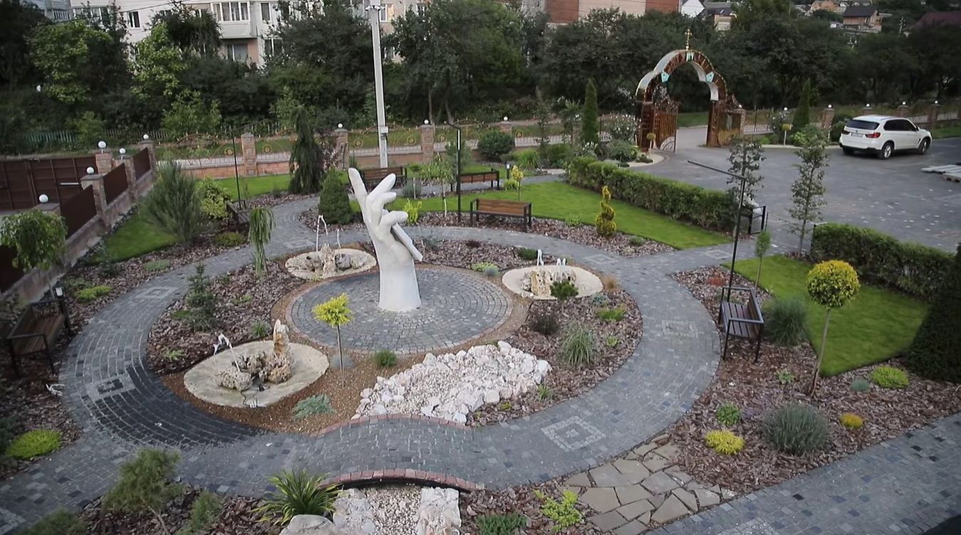 Новини Тернополя - фото з Біля храму у Кременці облаштували ландшафтний парк з фонтанами-гейзерами та водоспадом