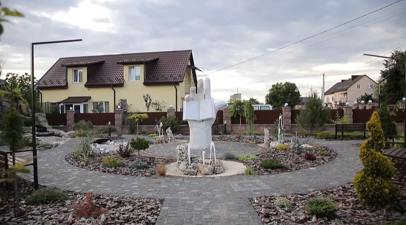 Новини Тернополя - фото з Біля храму у Кременці облаштували ландшафтний парк з фонтанами-гейзерами та водоспадом
