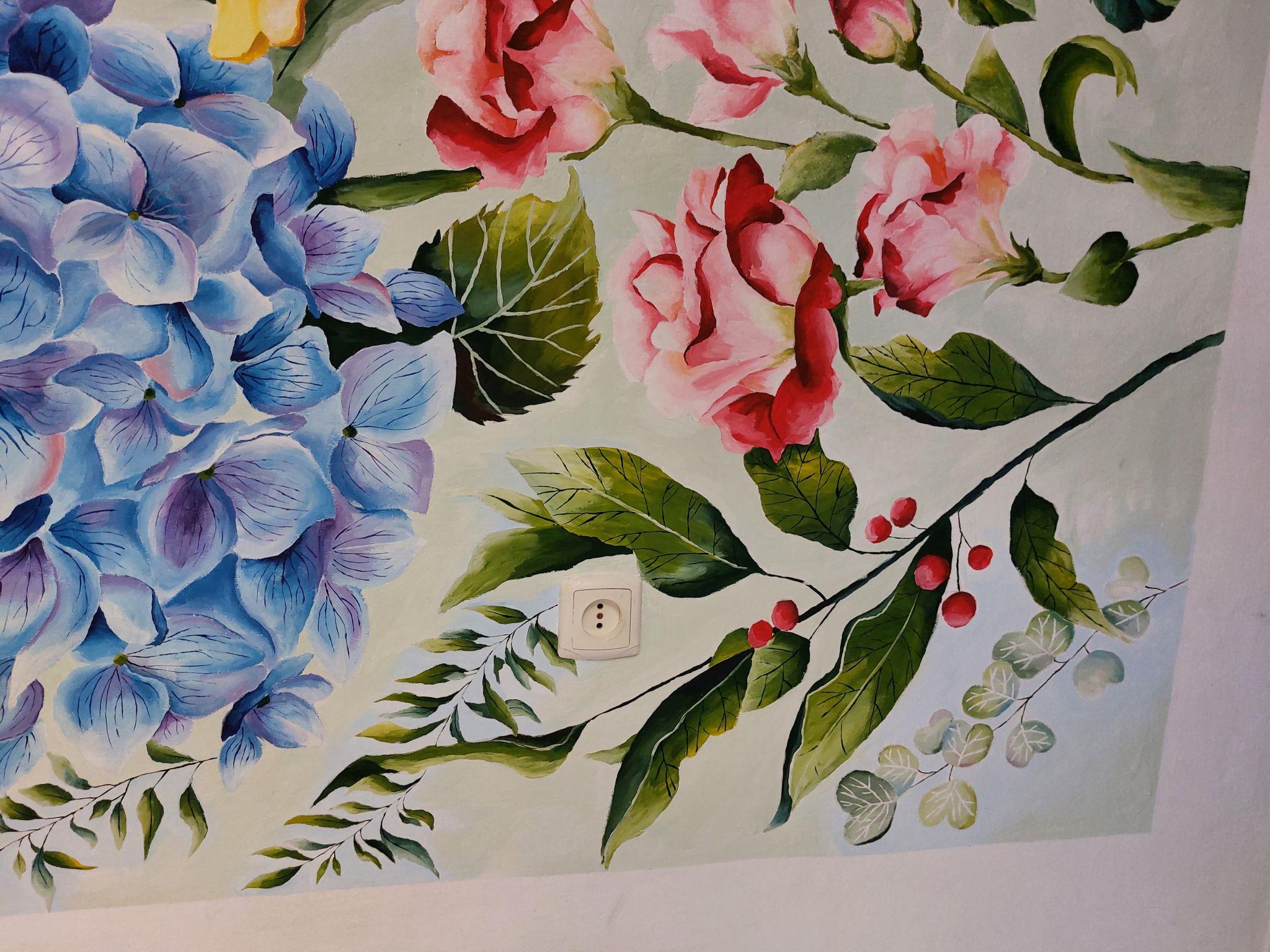 Новини Тернополя - фото з У свої 15 розписує стіни та створює дзеркала з елементами вітражу: історія тернополянки Марії Солтис