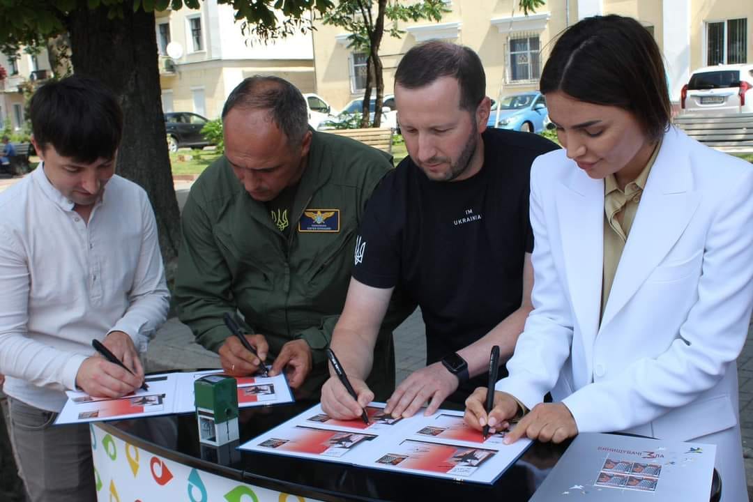 Возможно, это изображение 4 человека, люди учатся и больница