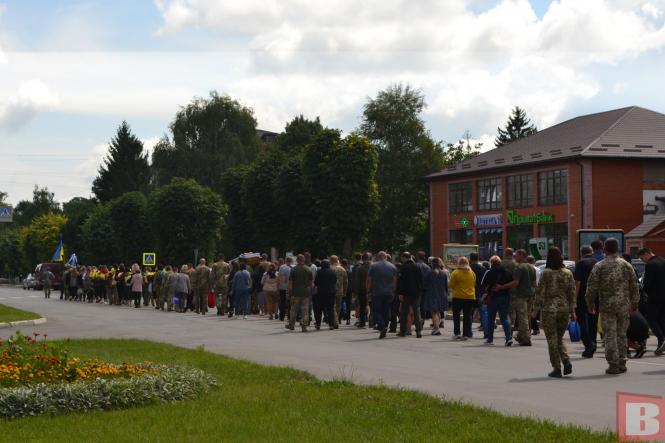 Новини Хмельницького - фото з Попрощались з пожежником Сергієм Лисюком. Він ліквідовував наслідки ворожої атаки на Старокостянтинів