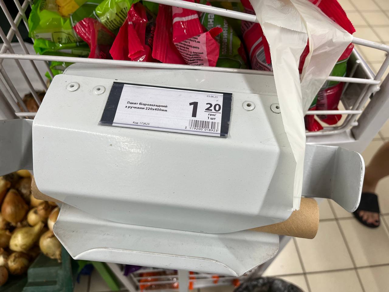 Новини Тернополя - фото з У целофанові рукавички і старі пакети: як у магазинах Тернополя реагують на «лайфхаки» від покупців