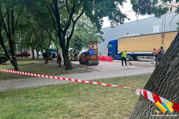 Новини Житомира - фото з На Покровській почали розвантажувати блоки для модульного укриття