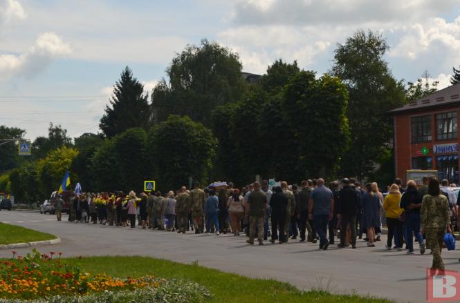 Новини Хмельницького - фото з Попрощались з пожежником Сергієм Лисюком. Він ліквідовував наслідки ворожої атаки на Старокостянтинів