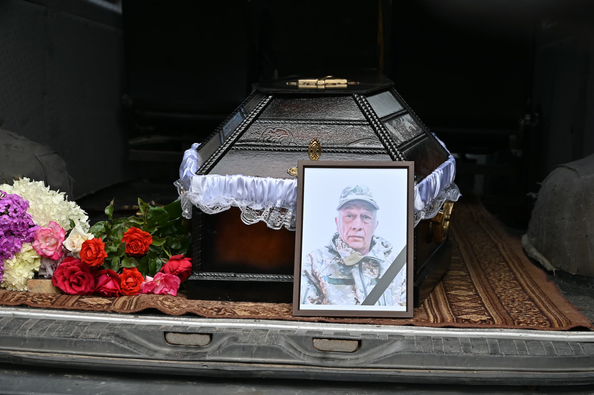 Новини Тернополя - фото з Триматиме небо над Україною: на Тернопільщині попрощалися з Героєм Віктором Якубовським