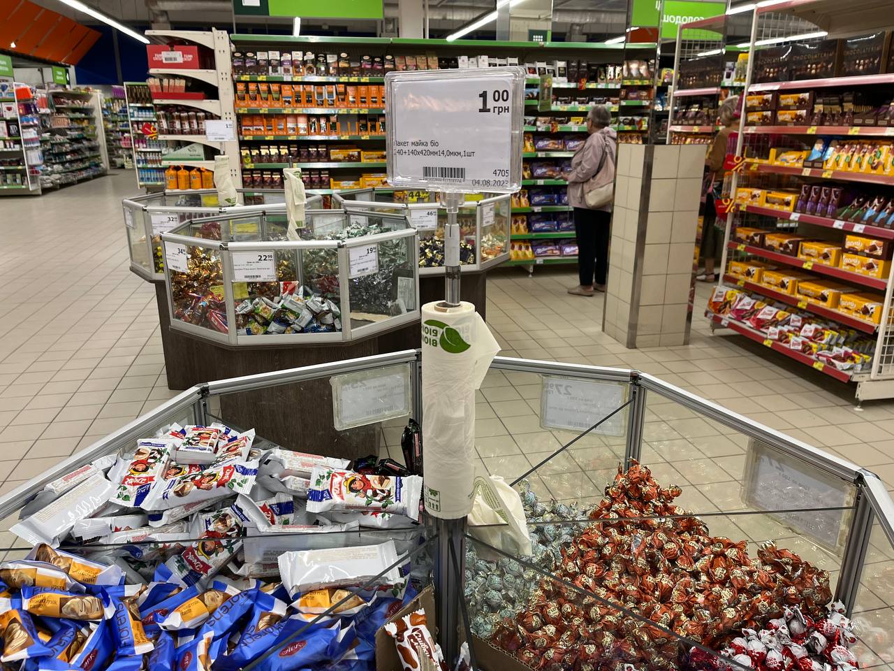 Новини Тернополя - фото з У целофанові рукавички і старі пакети: як у магазинах Тернополя реагують на «лайфхаки» від покупців