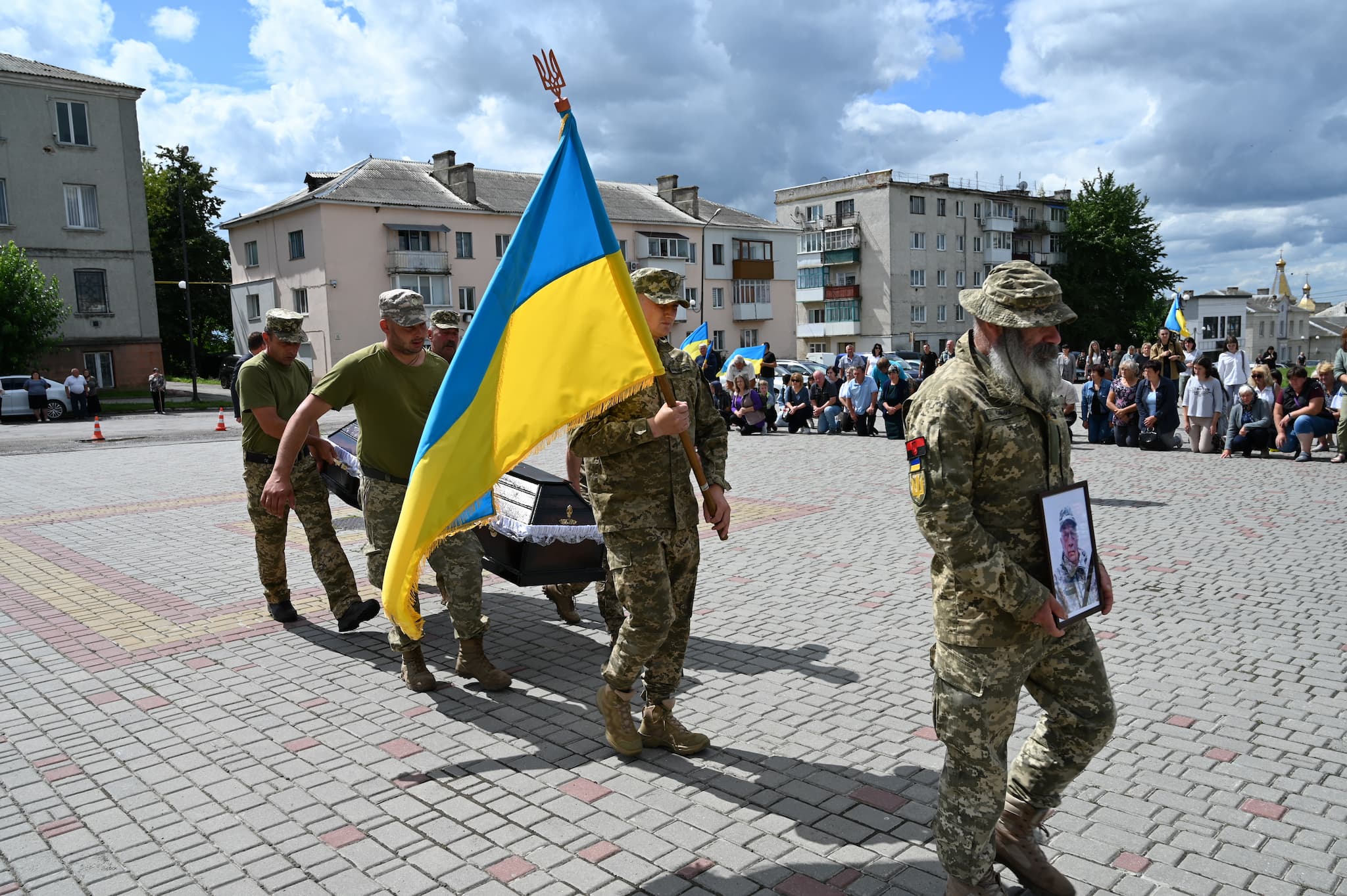 Новини Тернополя - фото з Триматиме небо над Україною: на Тернопільщині попрощалися з Героєм Віктором Якубовським
