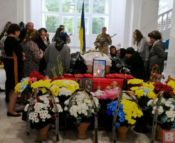 Новини Хмельницького - фото з Попрощались з пожежником Сергієм Лисюком. Він ліквідовував наслідки ворожої атаки на Старокостянтинів