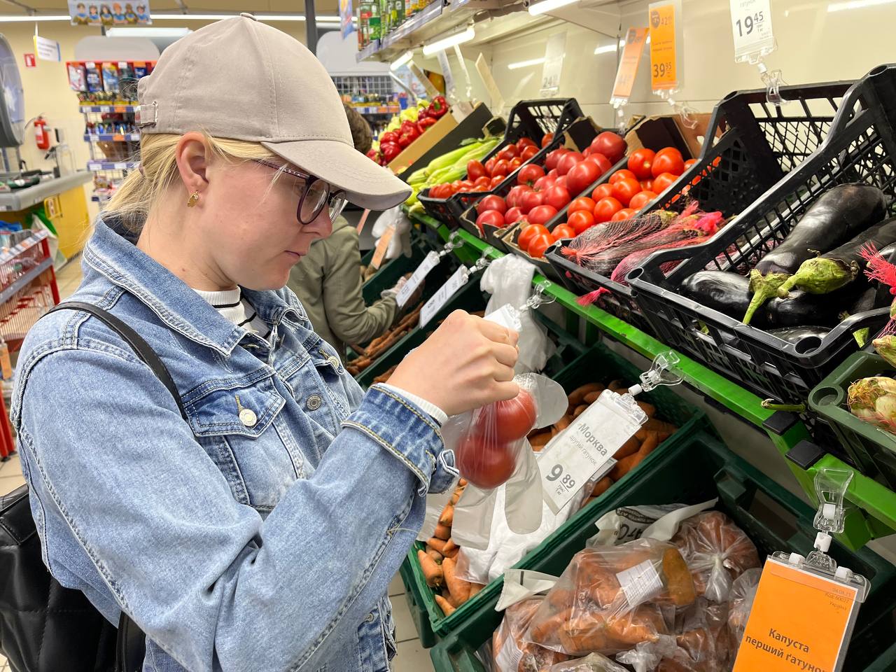 Новини Тернополя - фото з У целофанові рукавички і старі пакети: як у магазинах Тернополя реагують на «лайфхаки» від покупців