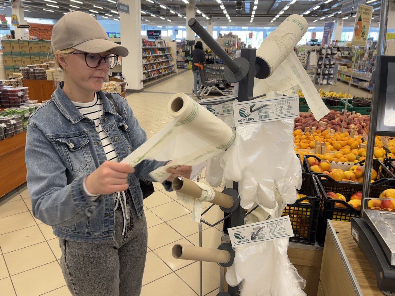 Новини Тернополя - фото з У целофанові рукавички і старі пакети: як у магазинах Тернополя реагують на «лайфхаки» від покупців