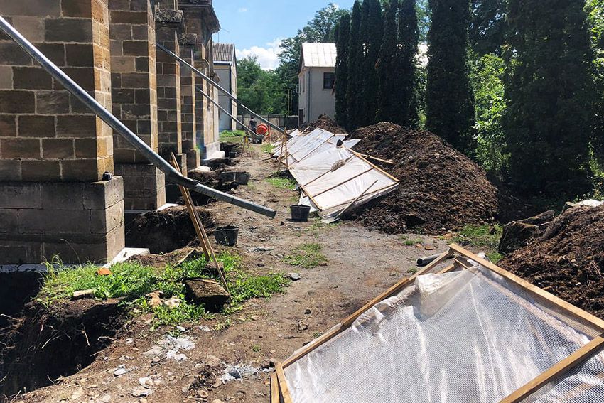 Новини Хмельницького - фото з “Людський череп на купі сміття”. На Кам’янеччині пошкодили старовинний костел та розкопали поховання