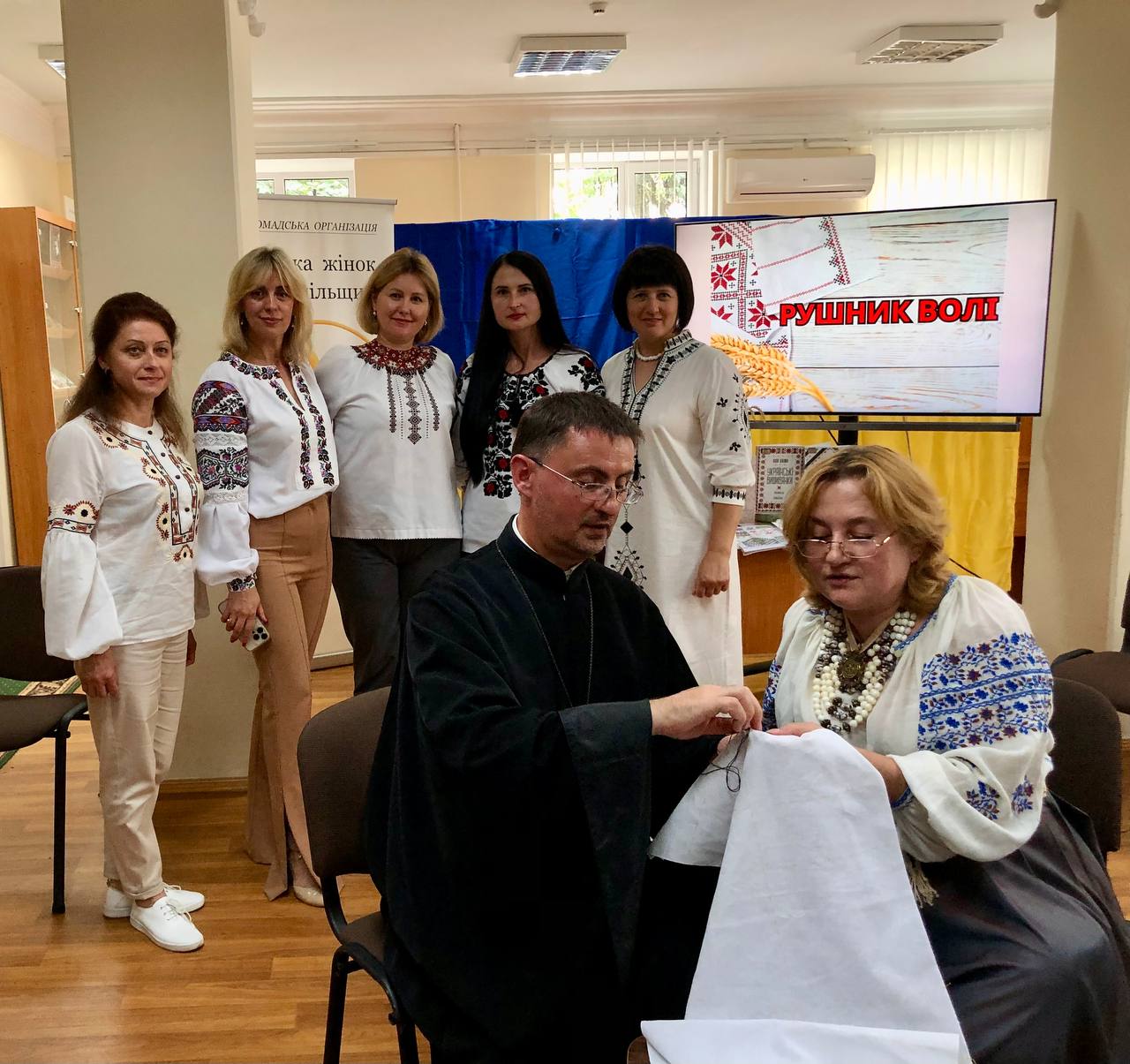 Новини Тернополя - фото з «Рушник Волі» у Тернополі почали вишивати рідні загиблих захисників