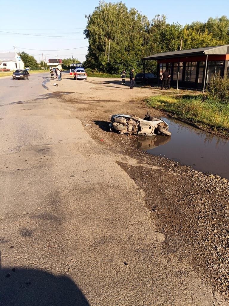 Новини Тернополя - фото з У Бучачі внаслідок ДТП постраждав водій скутера На зображенні може бути: 4 людини та дорога