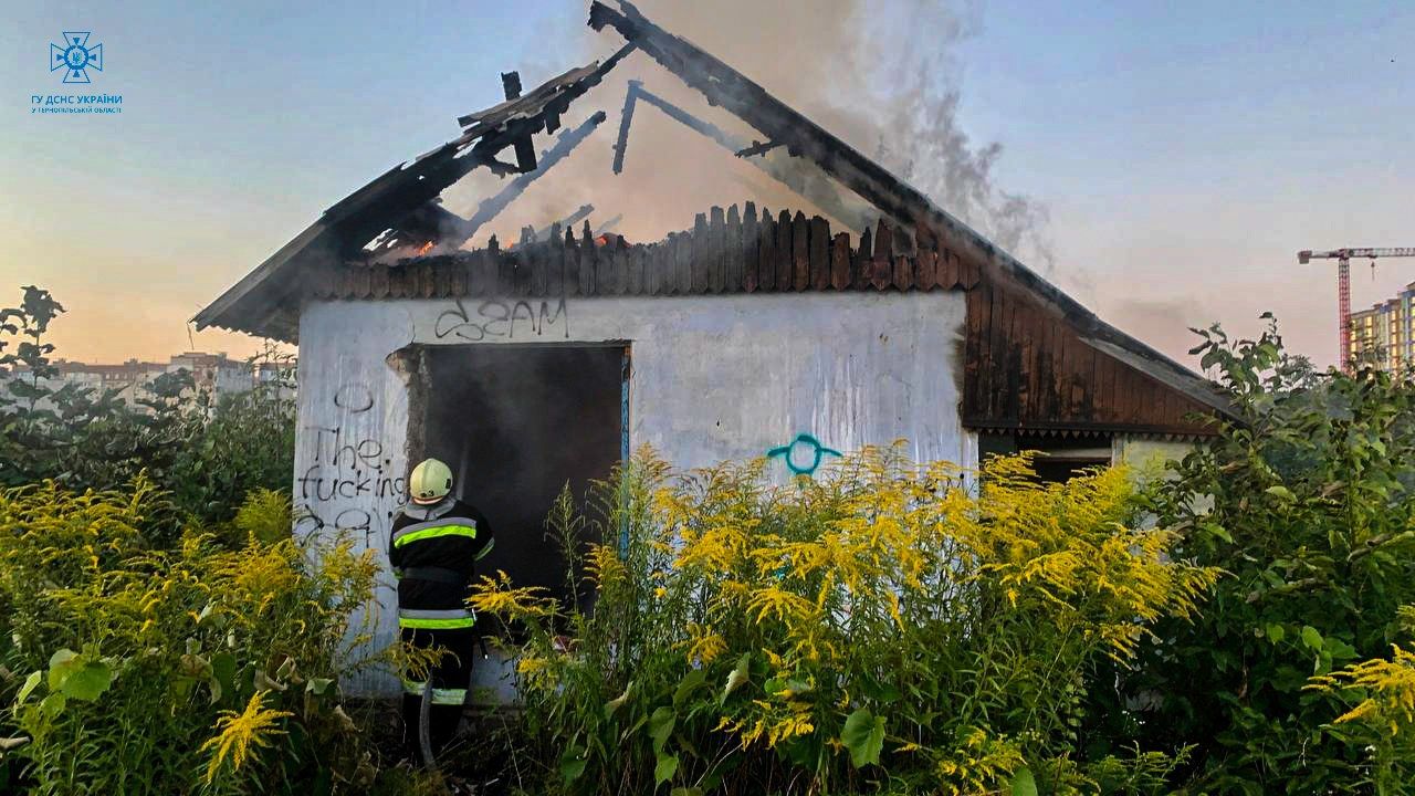 Новини Тернополя - фото з На колишніх дачах на Київській горів дачний будинок