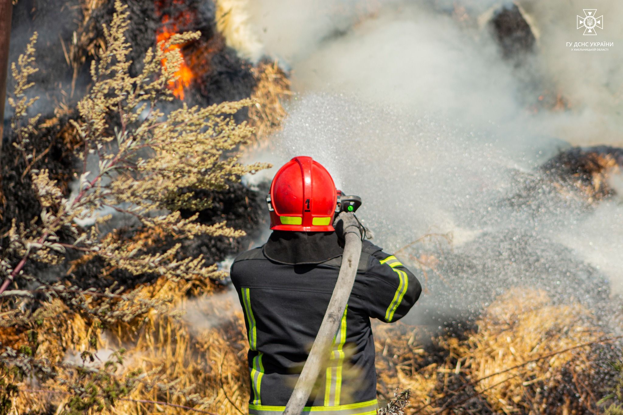 Новини Хмельницького - фото з Пожежа у Чорноострівській тергромаді: згоріло 200 тонн кормів