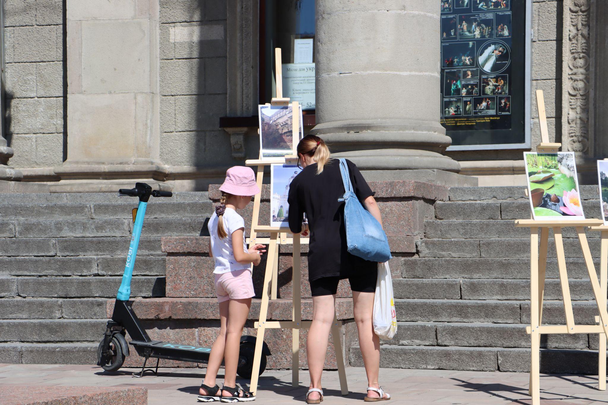 Новини Тернополя - фото з Спогади про літо і Тернопілля: на Театральному майдані відкрили унікальну дитячу фотовиставку