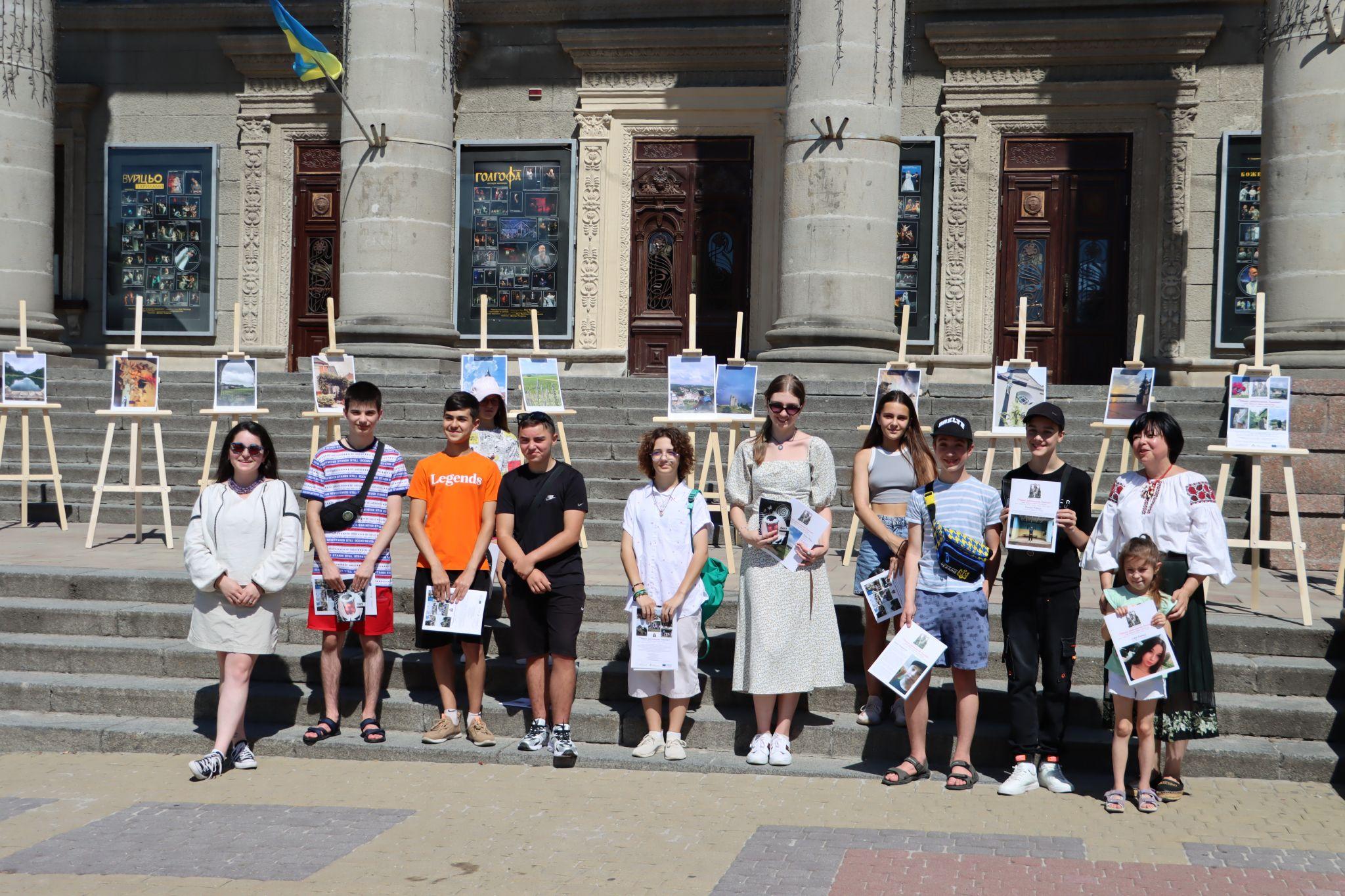Новини Тернополя - фото з Спогади про літо і Тернопілля: на Театральному майдані відкрили унікальну дитячу фотовиставку