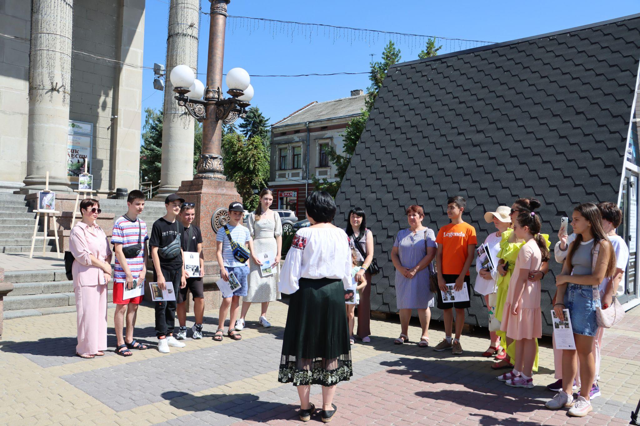 Новини Тернополя - фото з Спогади про літо і Тернопілля: на Театральному майдані відкрили унікальну дитячу фотовиставку