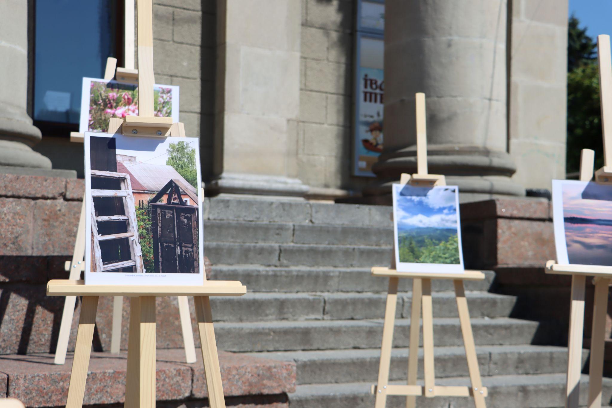 Новини Тернополя - фото з Спогади про літо і Тернопілля: на Театральному майдані відкрили унікальну дитячу фотовиставку