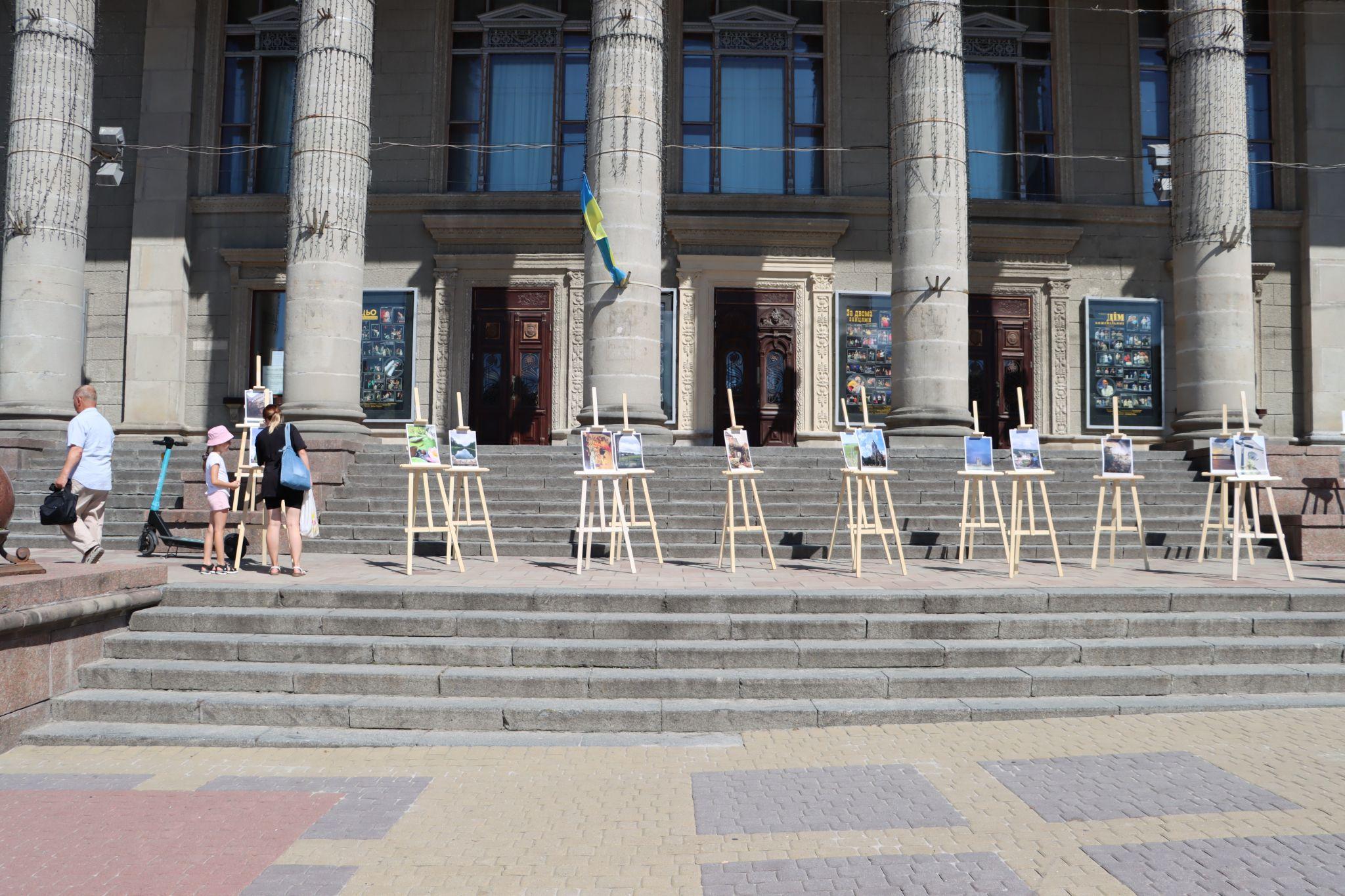 Новини Тернополя - фото з Спогади про літо і Тернопілля: на Театральному майдані відкрили унікальну дитячу фотовиставку