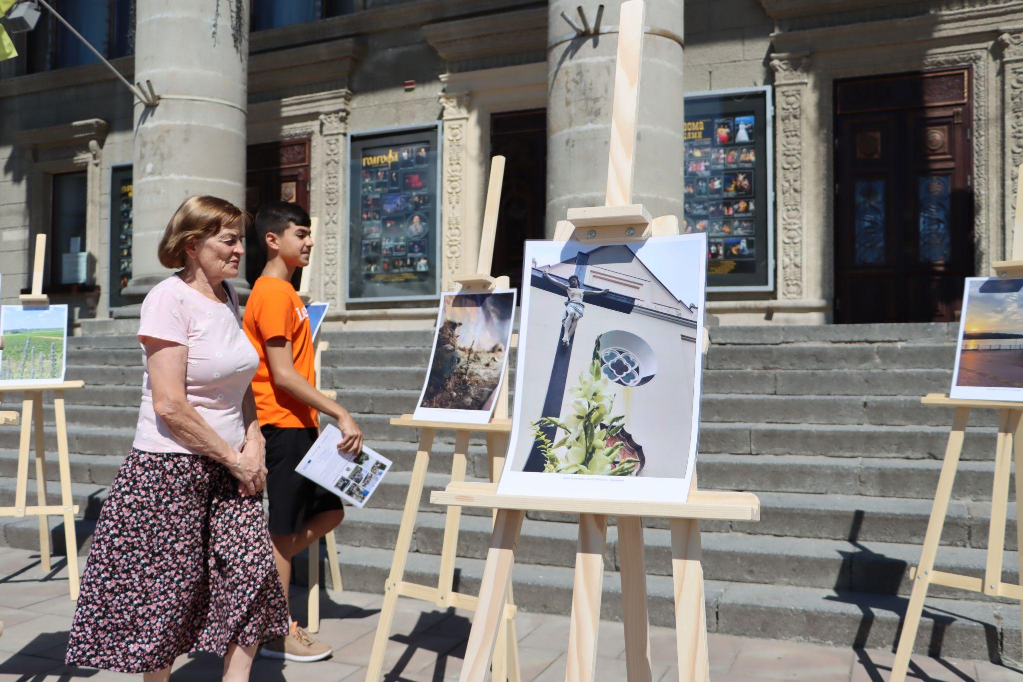 Новини Тернополя - фото з Спогади про літо і Тернопілля: на Театральному майдані відкрили унікальну дитячу фотовиставку