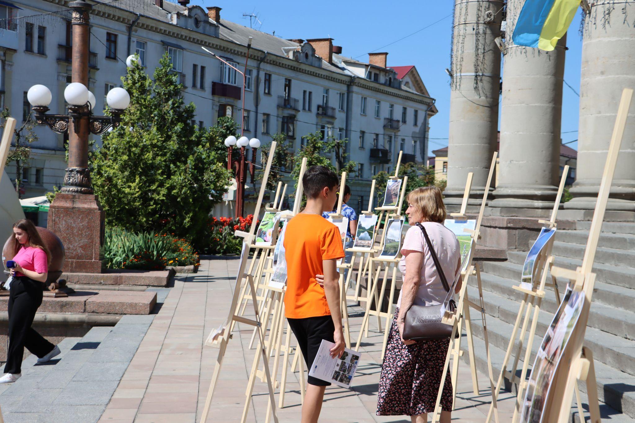 Новини Тернополя - фото з Спогади про літо і Тернопілля: на Театральному майдані відкрили унікальну дитячу фотовиставку