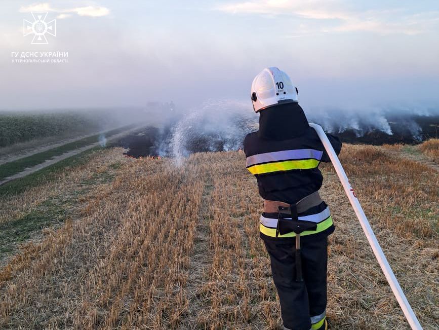 Новини Тернополя - фото з На Чортківщині згорів комбайн та гектар соломи