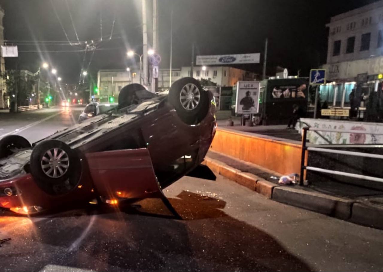 Новини Хмельницького - фото з Вечірня ДТП біля Плази: перевернувся “Volkswagen”