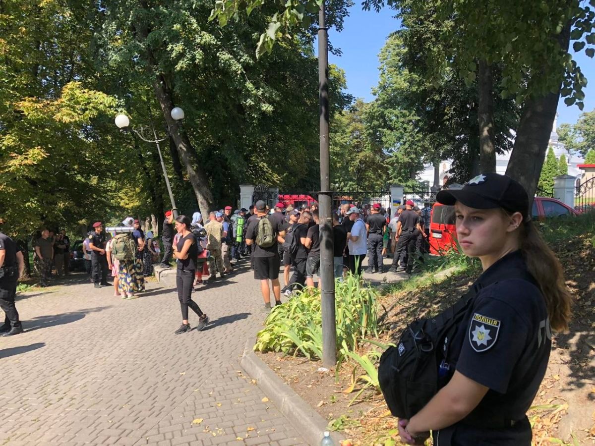 Новини Тернополя - фото з Попри заборону прихожани моспатріархату пішли до Почаєва. Що кажуть влада та поліція?