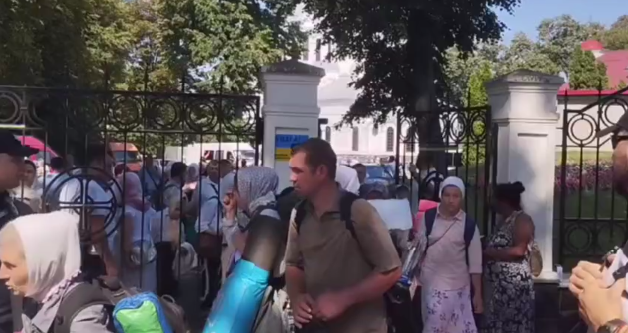 Новини Тернополя - фото з Попри заборону прихожани моспатріархату пішли до Почаєва. Що кажуть влада та поліція?