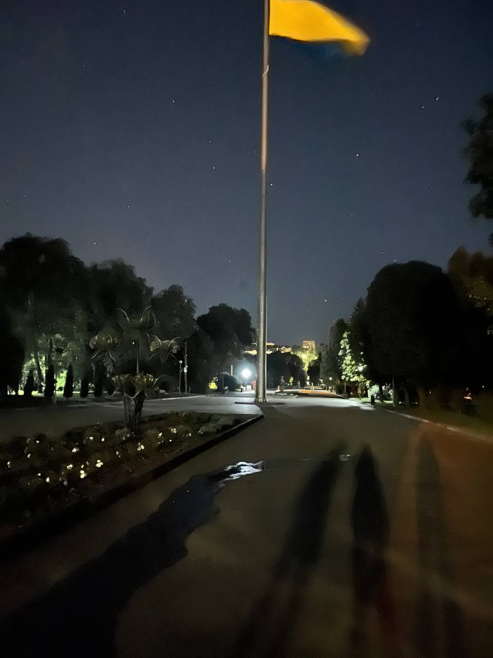 Новини Тернополя - фото з Вода лилась безперервно: у міській раді пояснили, чому освіжаючі парасольки працювали вночі