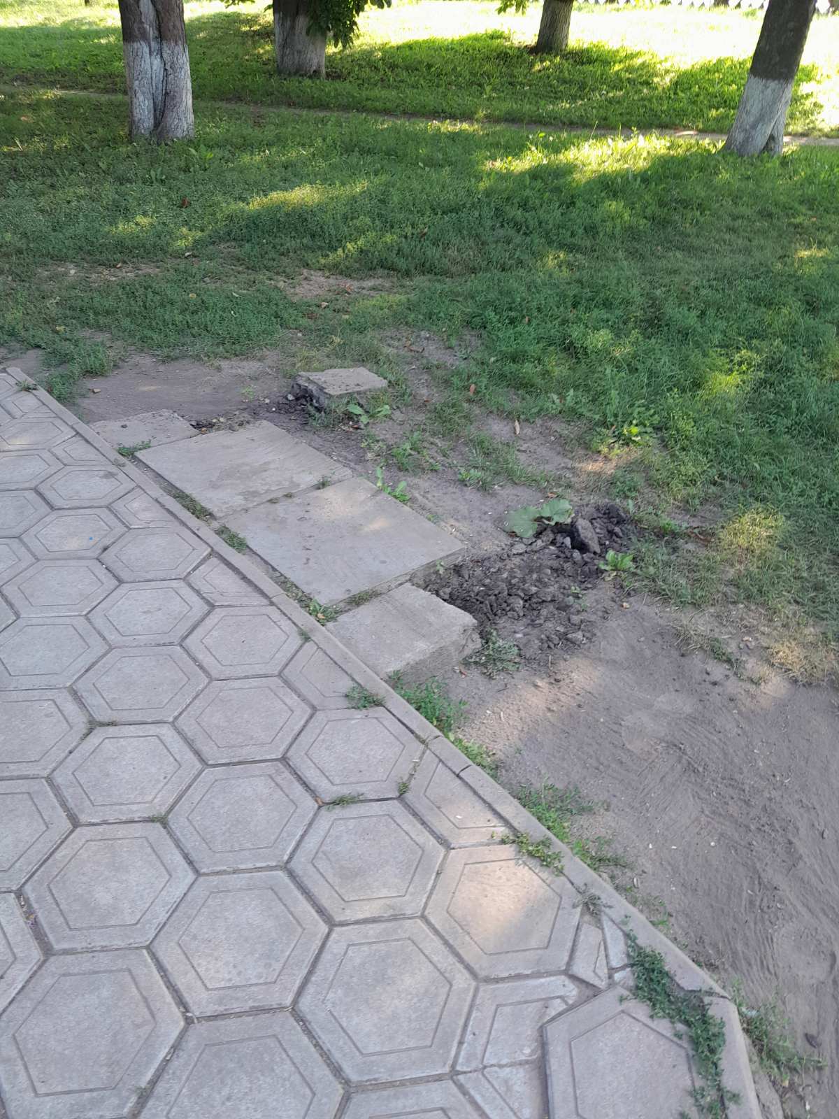 Новини Козятина - фото з Вандалізм у Махнівці: потрощили ліхтарі і вирвали лавку разом з бетоном