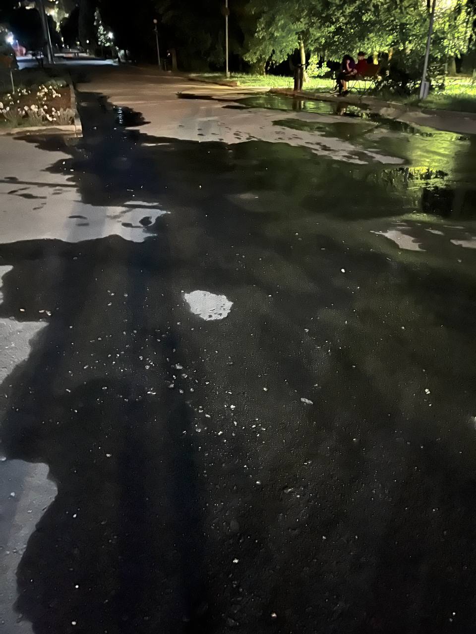 Новини Тернополя - фото з Вода лилась безперервно: у міській раді пояснили, чому освіжаючі парасольки працювали вночі