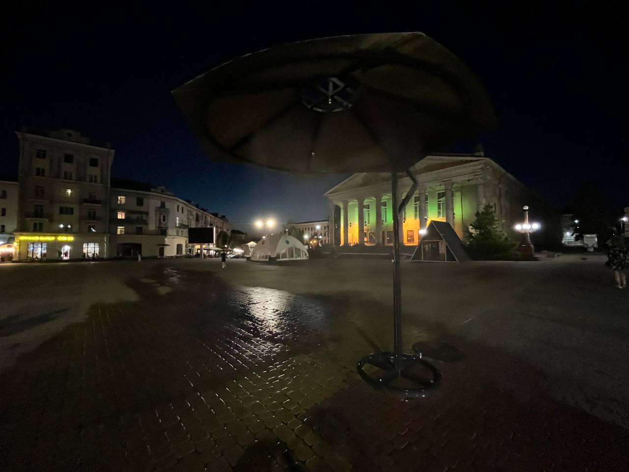 Новини Тернополя - фото з Вода лилась безперервно: у міській раді пояснили, чому освіжаючі парасольки працювали вночі