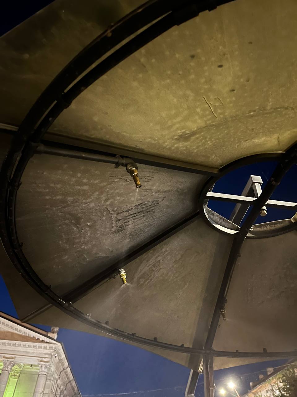 Новини Тернополя - фото з Вода лилась безперервно: у міській раді пояснили, чому освіжаючі парасольки працювали вночі