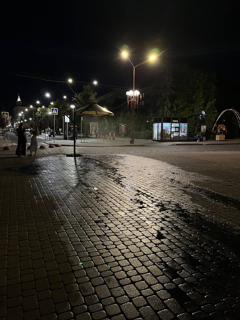 Новини Тернополя - фото з Вода лилась безперервно: у міській раді пояснили, чому освіжаючі парасольки працювали вночі