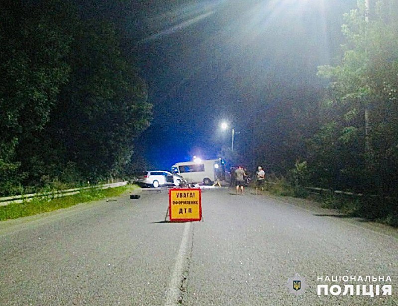 поліцейські розслідують обставини дтп, у якій постраждало 7 людей