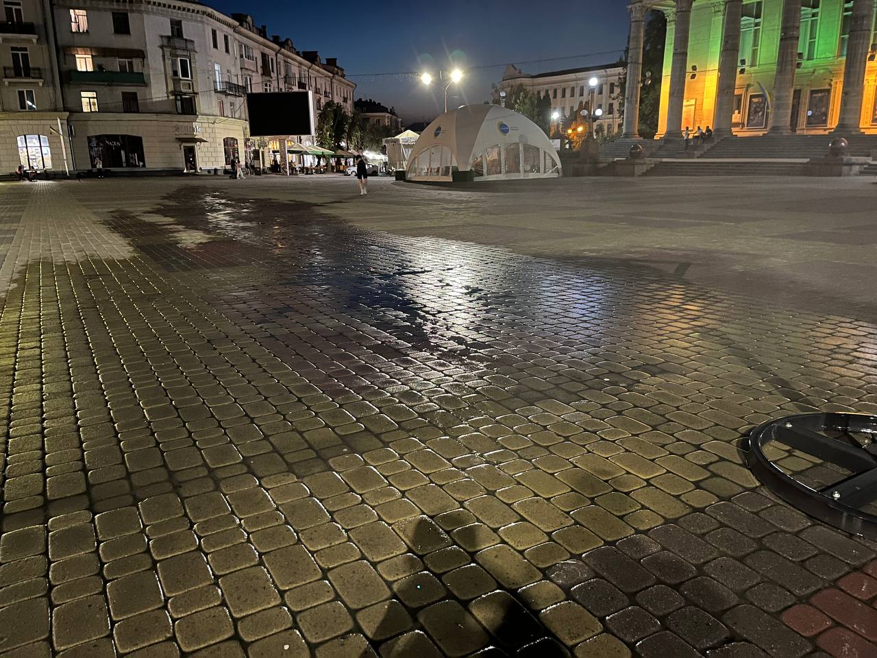 Новини Тернополя - фото з Вода лилась безперервно: у міській раді пояснили, чому освіжаючі парасольки працювали вночі