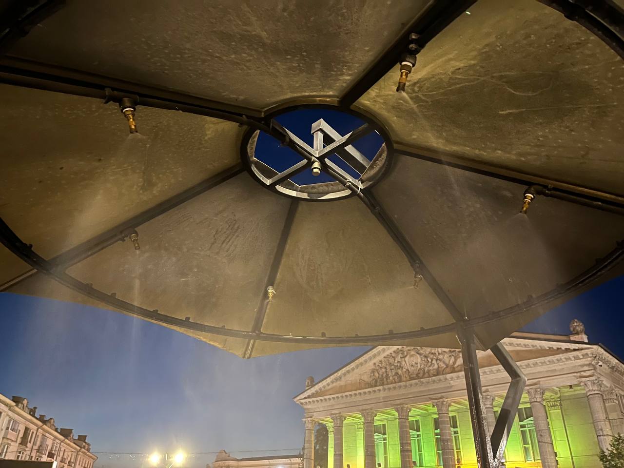 Новини Тернополя - фото з Вода лилась безперервно: у міській раді пояснили, чому освіжаючі парасольки працювали вночі