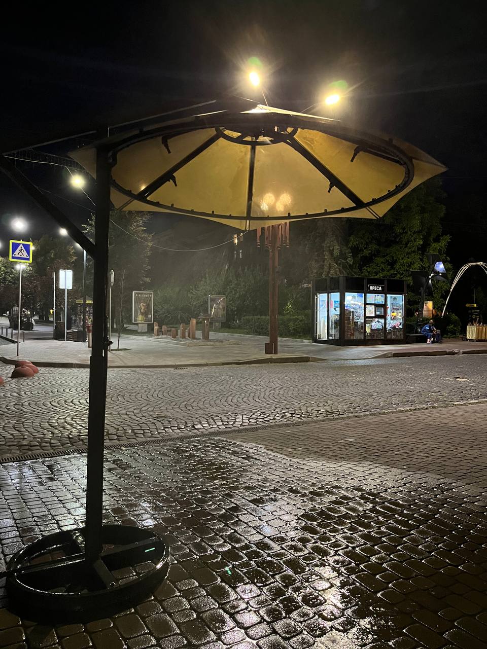 Новини Тернополя - фото з Вода лилась безперервно: у міській раді пояснили, чому освіжаючі парасольки працювали вночі