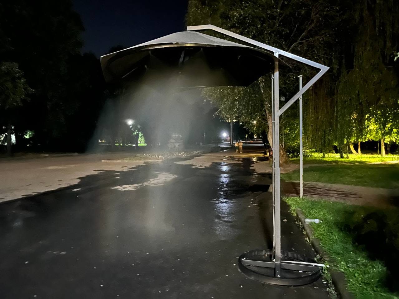 Новини Тернополя - фото з Вода лилась безперервно: у міській раді пояснили, чому освіжаючі парасольки працювали вночі