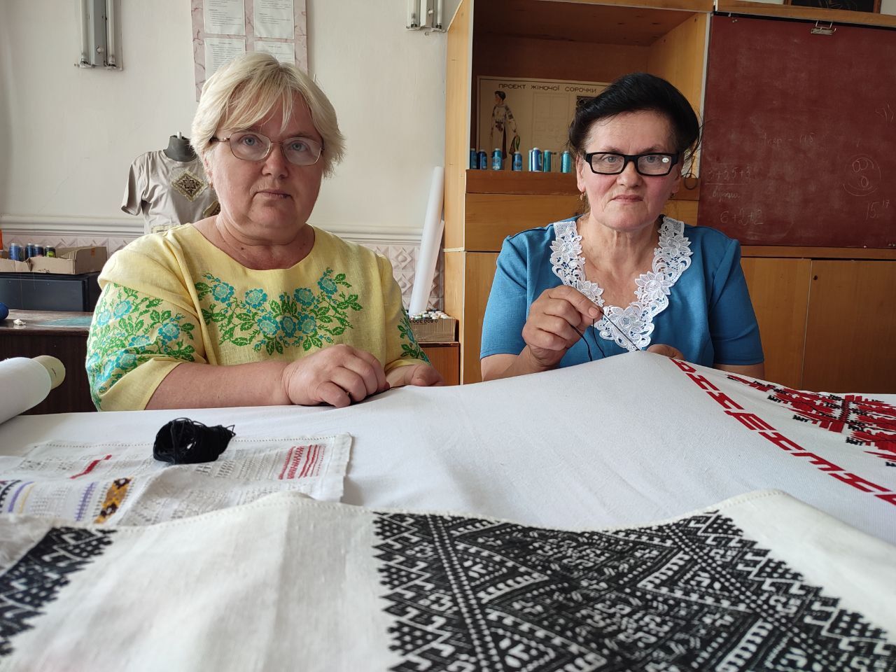 Новини Хмельницького - фото з Хмельничанка вишила орнамент на міжнародному рушнику єднання