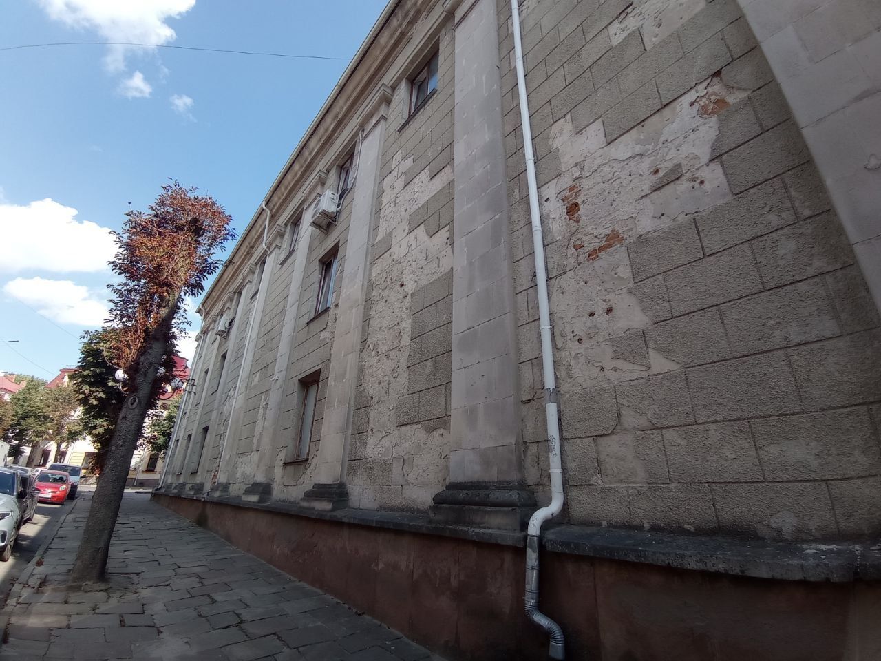 Новини Тернополя - фото з З Драмтеатру сиплеться штукатурка: як на звернення «20 хвилин» відреагували в облраді